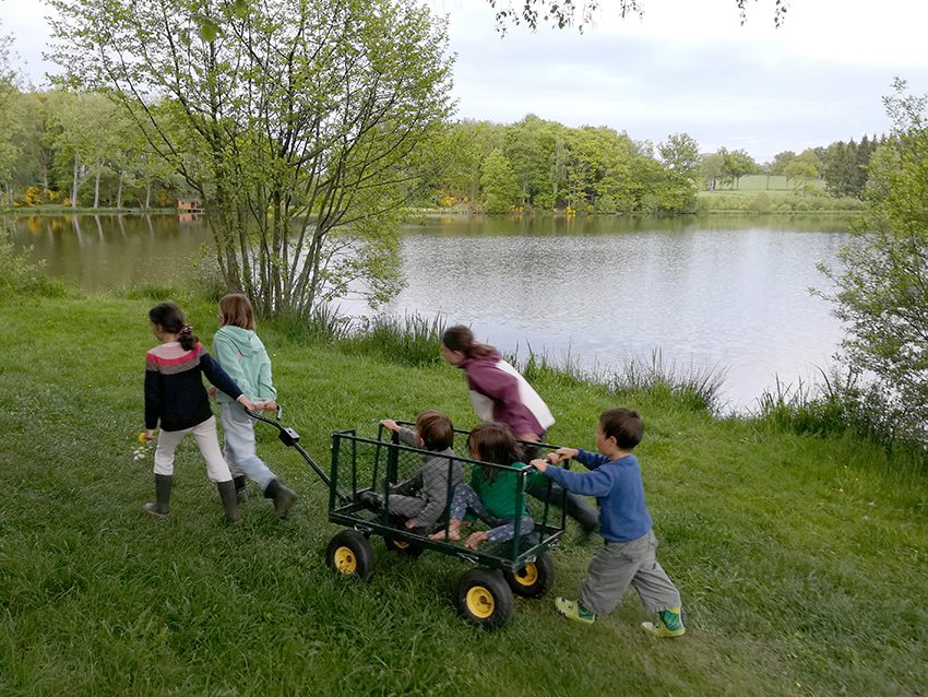 enfants instruits en famille en jeu libre